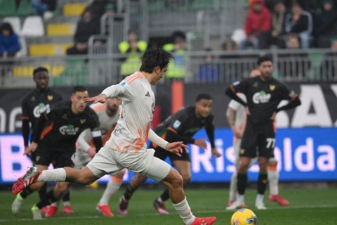 الدوري الإيطالي.. ديبالا يقود روما لفوز بشق الأنفس أمام فينيسيا